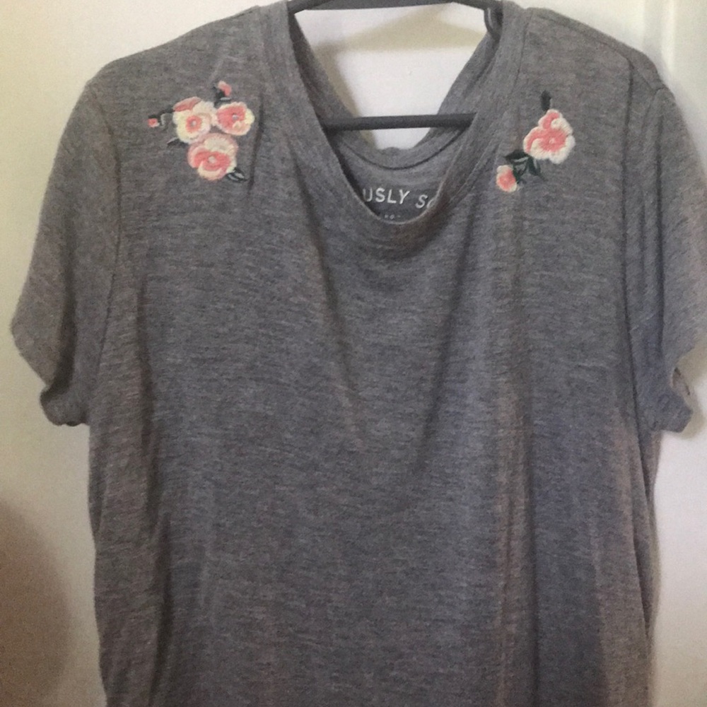 gray t shirt